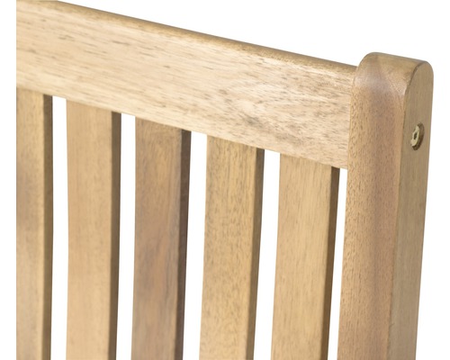Detailansicht der Rückenlehne eines Gartenstuhls aus Holz