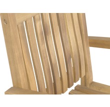 Detailansicht eines Holzgartenstuhls mit Armlehne