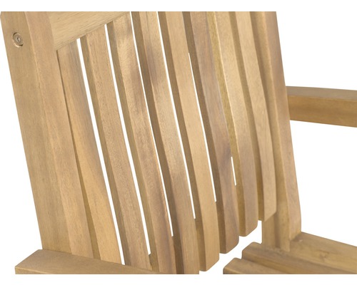 Detailansicht eines Holzgartenstuhls mit Armlehne