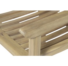 Detailansicht eines Holzgartenstuhls mit Armlehne