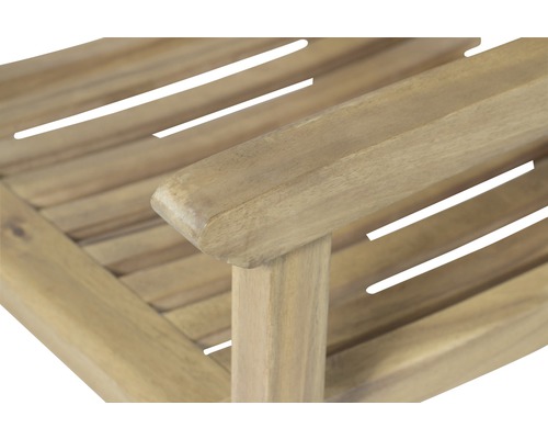 Detailansicht eines Holzgartenstuhls mit Armlehne