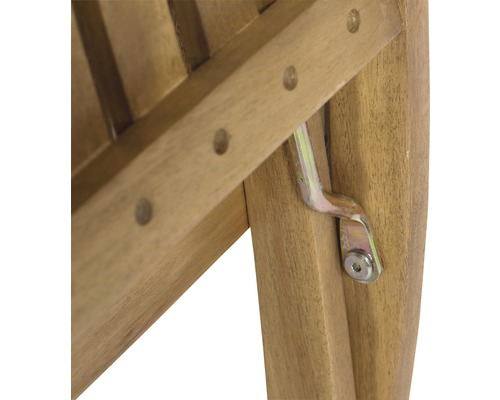 Detailansicht eines Holzstuhls mit Metallbeschlag