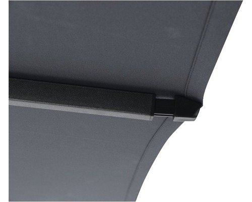 Detailansicht einer Markise mit Gestell und Stoffbezug.