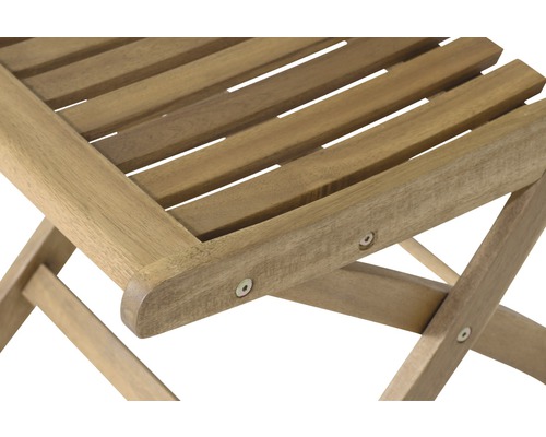 Detailansicht eines Gartentisches aus Holz mit Streben