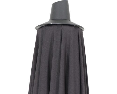 Detailansicht eines Gartenschirms mit Stoffbezug und Mastabdeckung.