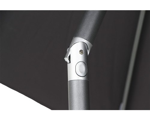 Detailaufnahme eines Sonnenschirms mit silberfarbenem Gestell und grauem Bezug.