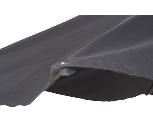 Detailaufnahme einer grauen Markise.