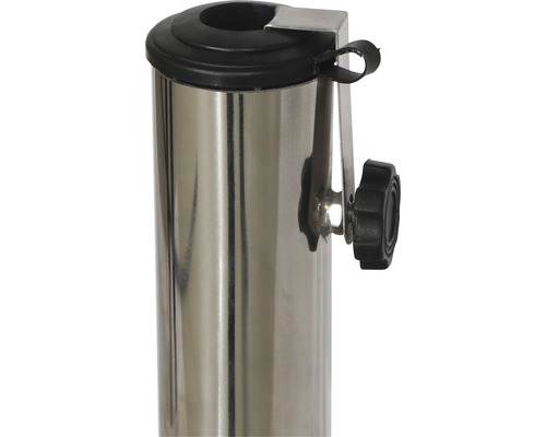 Detailansicht eines Edelstahl-Sonnenschirmständers mit Feststellschraube