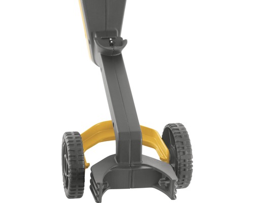 Detailansicht einer gelb-grauen Kehrmaschine mit Rädern.