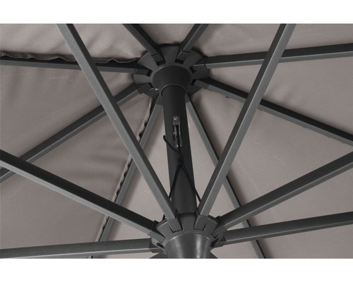 Detailansicht der Unterseite eines Sonnenschirms mit Metallgestell