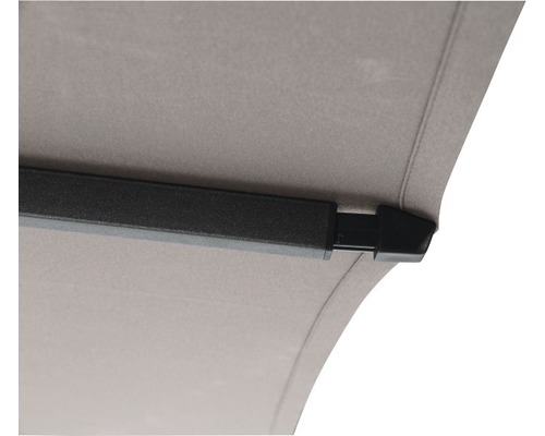 Detailansicht einer Markise mit schwarzem Rahmen