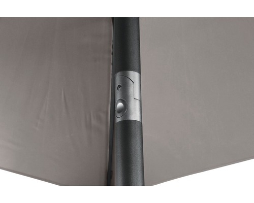 Detailansicht eines Sonnenschirms mit Mechanismus zur Einstellung des Neigungswinkels