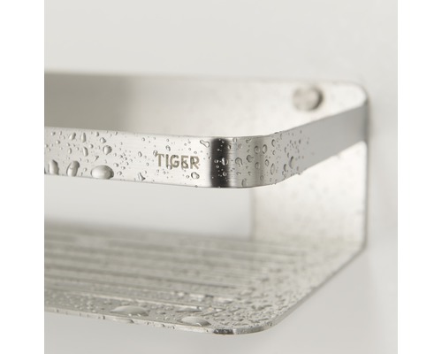 Tiger Logo auf einem Duschregal aus Metall mit Wasserflecken