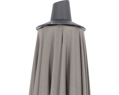 Detailansicht eines Sonnenschirms mit Stoffbespannung und Mastabdeckung