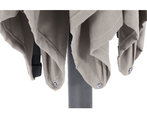 Detailansicht des Sonnenschirms mit Stoffbezug und Befestigungselementen