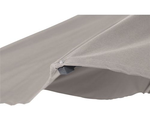 Detailansicht eines Sonnenschirms mit Stoffbespannung