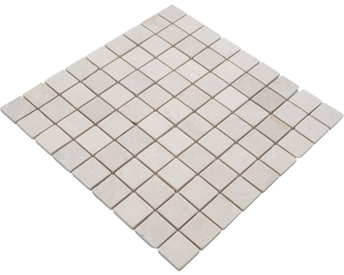Quadratische Mosaikfliesen aus Naturstein
