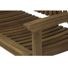 Detailansicht einer Gartenbank aus Holz mit Armlehne.