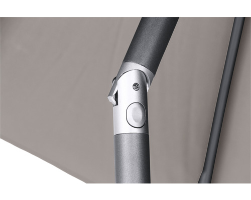 Detailansicht eines Sonnenschirms mit Schirmmast und Befestigung