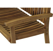 Detailaufnahme eines Holzgartenstuhls mit Armlehne
