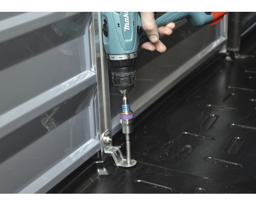 Makita Akkuschrauber befestigt eine Metallschiene am Boden.
