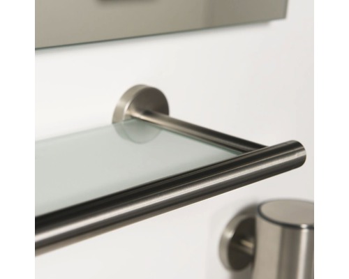 Glasablage mit Halterung im Badezimmer