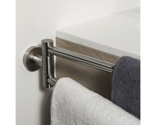 Doppelter Handtuchhalter aus Metall mit Handtüchern an einer Wand montiert