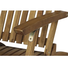 Detailansicht eines Gartenstuhls aus Holz mit Armlehne