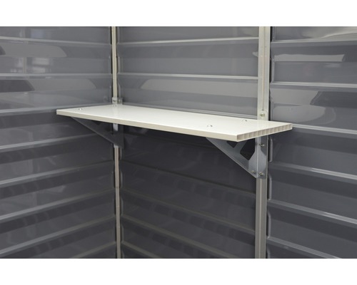 Regal aus Metall für ein Gerätehaus