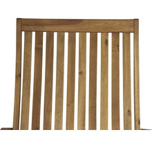 Detailansicht einer Holzgartenstuhl-Lehne