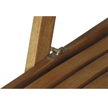Detailansicht einer Holzgartenbank mit Beschlag