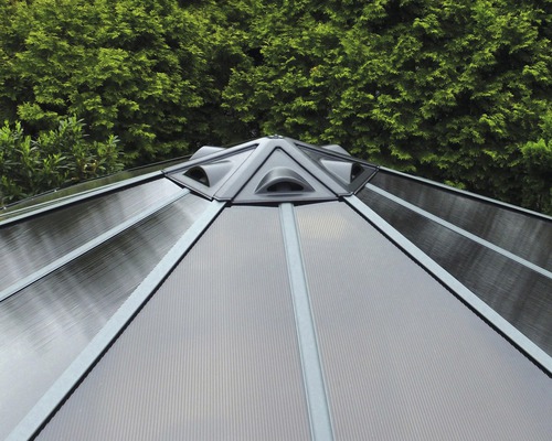 Detailansicht des Daches eines Pavillons mit Polycarbonatplatten