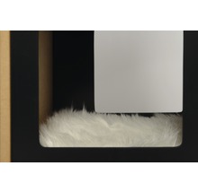Detailansicht eines Katzenmöbels mit flauschigem Kissen