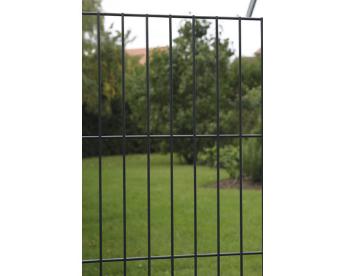 Drahtgitterzaun vor Garten