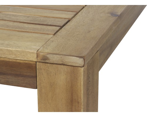 Detailansicht eines Gartentisches aus Holz