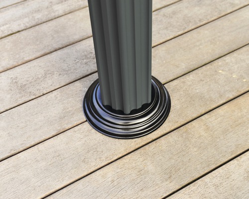 Detailansicht einer Pavillon-Säule mit Fuß auf einer Holzterrasse