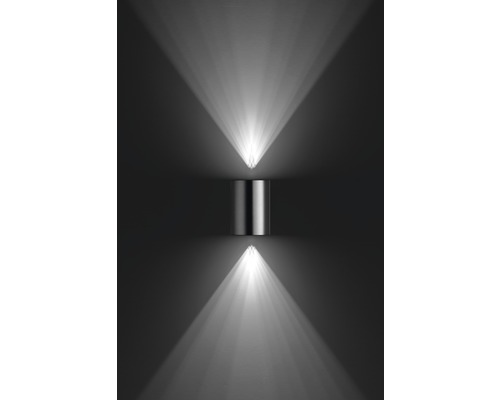 Wandleuchte mit Lichtstrahlen nach oben und unten
