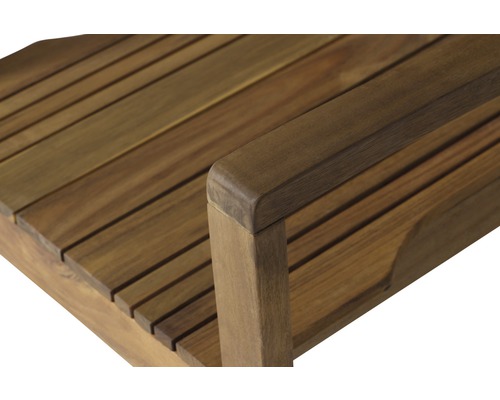 Detailansicht einer Gartenbank aus Holz mit Armlehne