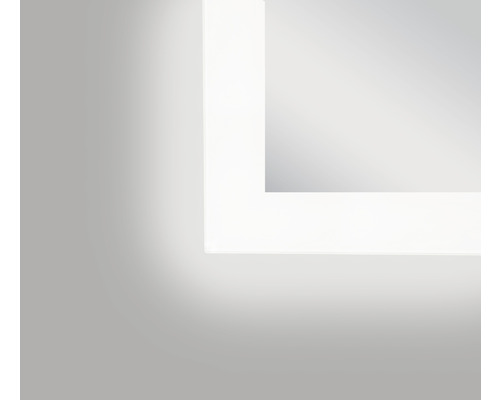 Detailaufnahme eines Badezimmerspiegels mit Beleuchtung