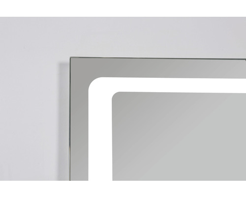 Detailansicht eines beleuchteten Spiegels mit Rahmen