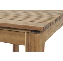 Detailansicht eines Gartentisches aus Holz mit Lattenmuster.