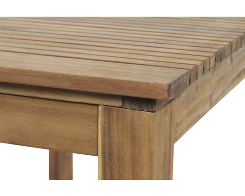 Detailansicht eines Gartentisches aus Holz mit Lattenmuster.