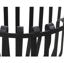 Detailaufnahme eines runden Feuerholzkorbs aus Metall