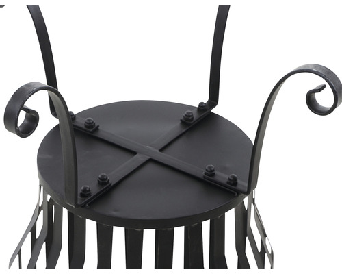 Detailansicht des schwarzen Feuerkorbs aus Metall mit runder Basis und dekorativen Elementen