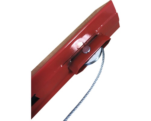 Detailansicht einer Steinsäge mit Metalleinfassung und Drahtseil