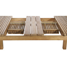 Ausgezogener Gartentisch aus Holz mit Ausziehfunktion.