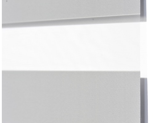 Nahaufnahme eines Doppelrollos mit abwechselnd transparenten und blickdichten Stoffbahnen zur Lichtregulierung.