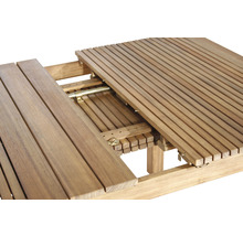 Detailansicht eines ausziehbaren Gartentisches aus Holz