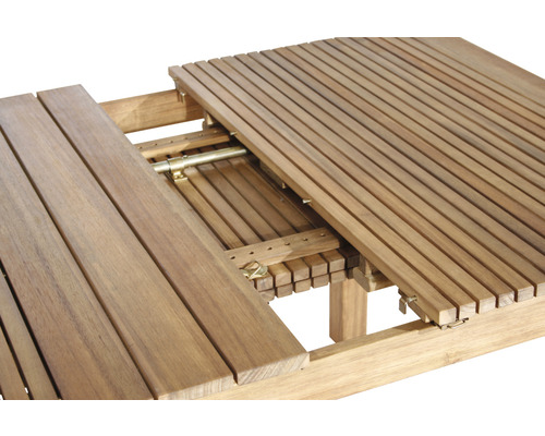 Detailansicht eines ausziehbaren Gartentisches aus Holz