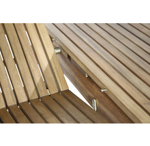 Detailansicht einer Gartenliege mit Holzlatten